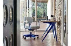 Vitra Compas Direction Desk -Vitra || Muuto Sales fauteuil direction pivotant lifestyle 4